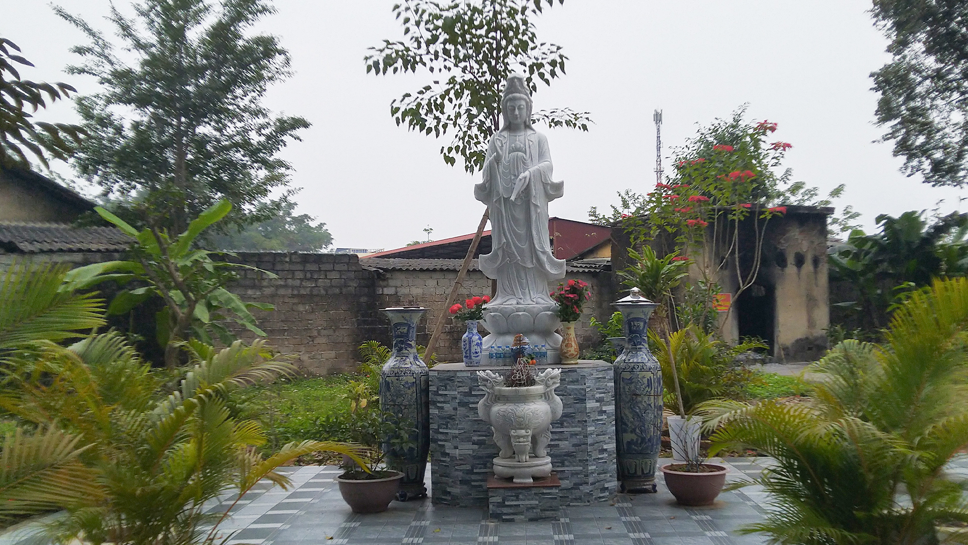 09_Trước Tượng Phật Bà Quan Âm.jpg